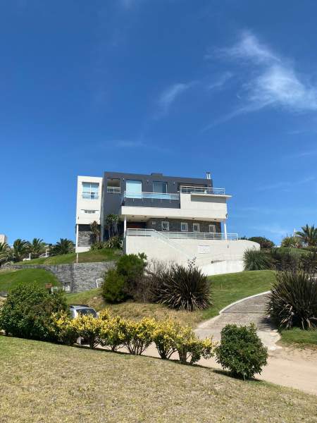 En Cariló | Casa Nogal -Diseño vanguardista y funcional