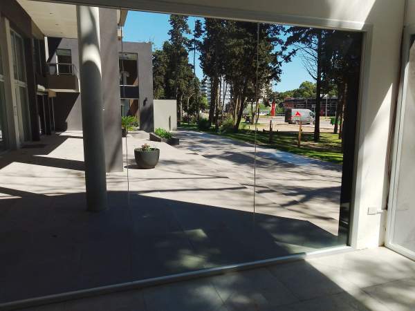 En Pinamar |amplio Local Sobre Av Bunge. 3 Baños. 2 Entrepisos.