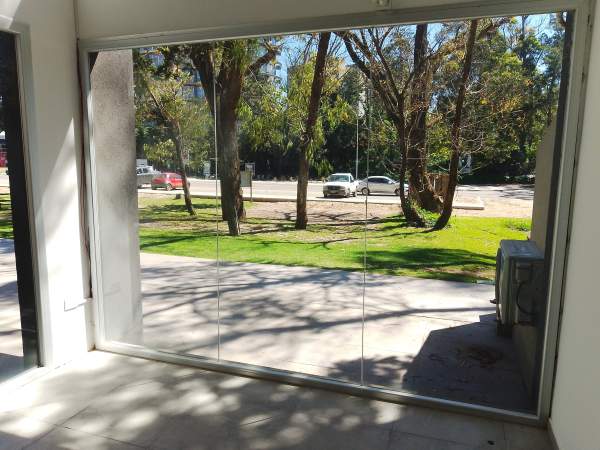 En Pinamar |amplio Local Sobre Av Bunge. 3 Baños. 2 Entrepisos. — foto 2