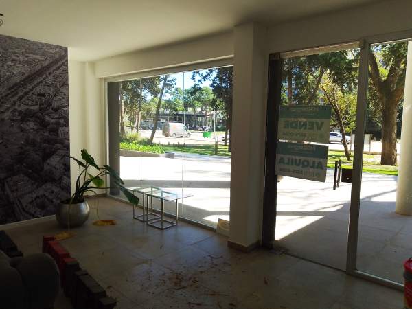 En Pinamar |amplio Local Sobre Av Bunge. 3 Baños. 2 Entrepisos. — foto 7