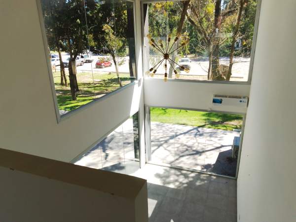 En Pinamar |amplio Local Sobre Av Bunge. 3 Baños. 2 Entrepisos. - 17