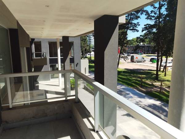 En Pinamar |amplio Local Sobre Av Bunge. 3 Baños. 2 Entrepisos. - 19