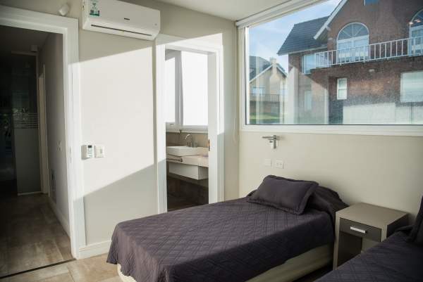 En Cariló | Moderna casa a pasos de la playa! — foto 14